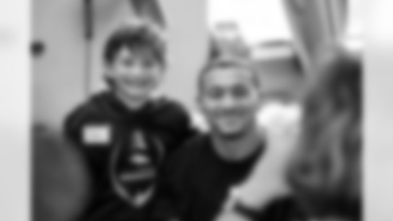 Evan Engram builds gingerbread houses with students at Timber Trail Elementary School in Castle Pines, Colorado on December 9, 2025. Photo by Ben Swanson / Denver Broncos