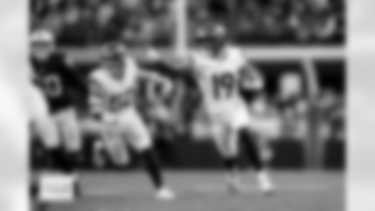 Denver Broncos wide receiver Marvin Mims Jr. (19) points out his blocking needs as he returns a punt for a touchdown during the Broncos' Week 14 game against the Las Vegas Raiders at Allegiant Stadium in Las Vegas, Nevada on December 7, 2025. Photo by Gabriel Christus / Denver Broncos