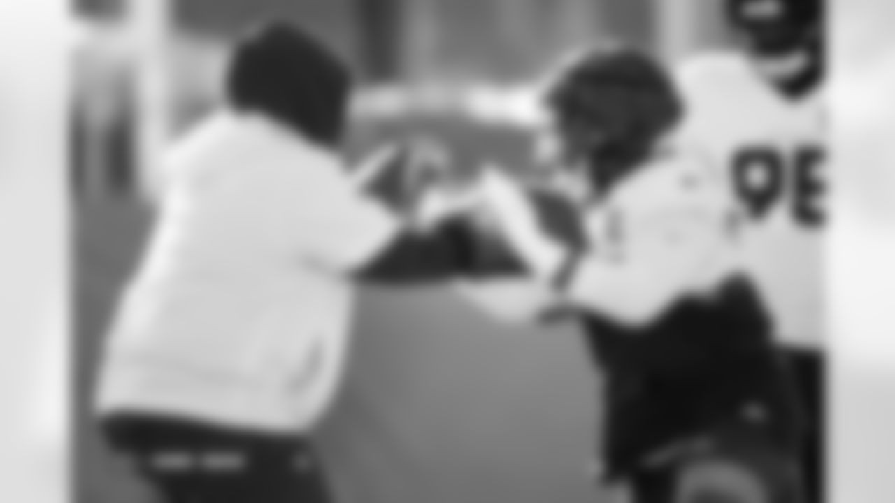 Malcolm Roach during practice at Broncos Park Powered by CommonSpirit in Englewood, Colorado on November 27, 2025. Photo by Ben Swanson / Denver Broncos