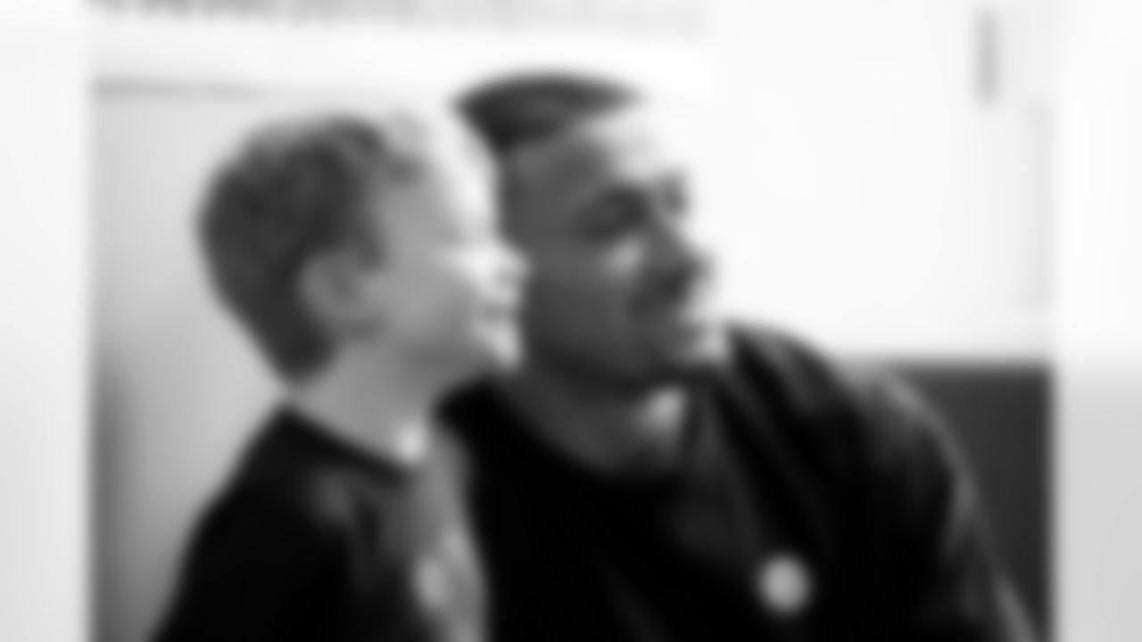 Evan Engram builds gingerbread houses with students at Timber Trail Elementary School in Castle Pines, Colorado on December 9, 2025. Photo by Ben Swanson / Denver Broncos