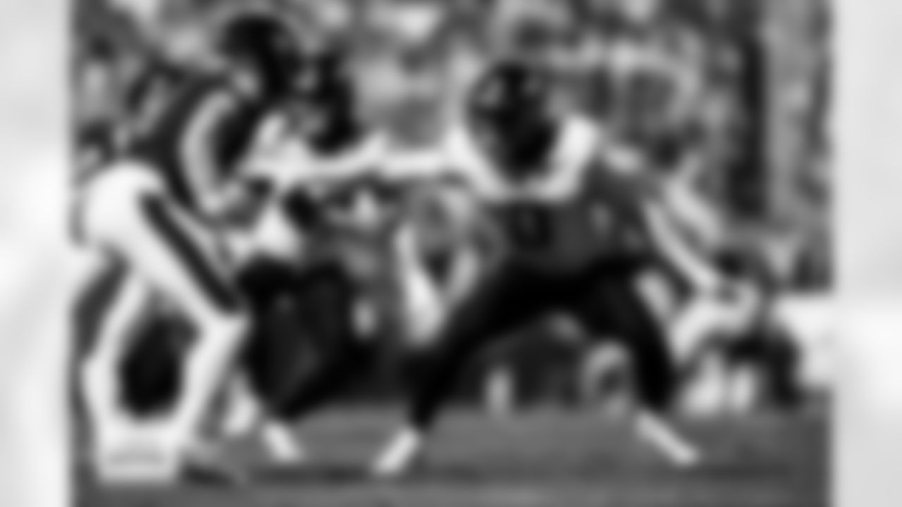 Denver Broncos linebacker Jonathon Cooper (0) moves at the start of a play during the Broncos' Week 5 game against the Philadelphia Eagles at Lincoln Financial Field in Philadelphia, Pennsylvania on October 5, 2025. Photo by Gabriel Christus / Denver Broncos