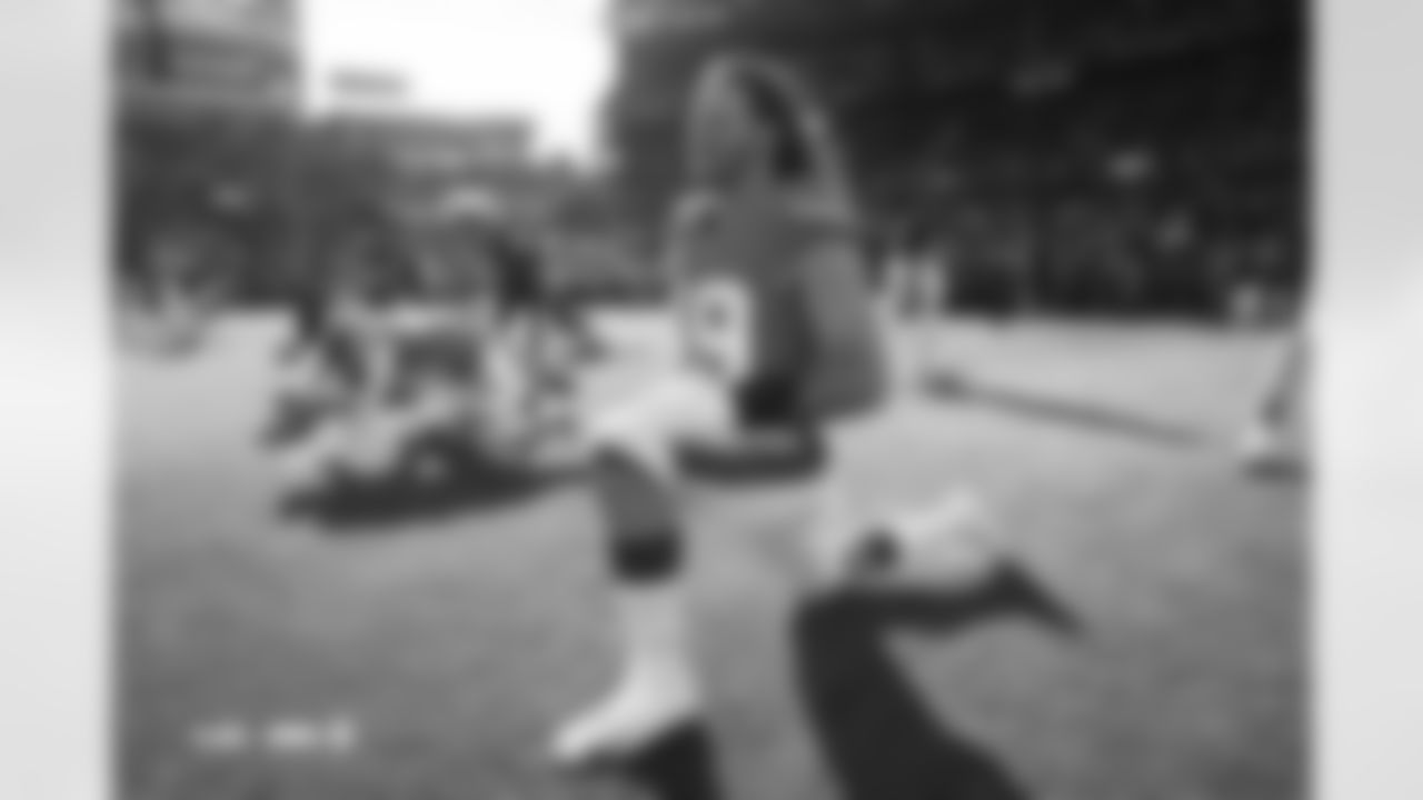 Alex Singleton (49) before the Broncos' Week 18 game against the Los Angeles Chargers at Empower Field at Mile High in Denver, Colorado on January 4, 2026. Photo by Gabriel Christus / Denver Broncos