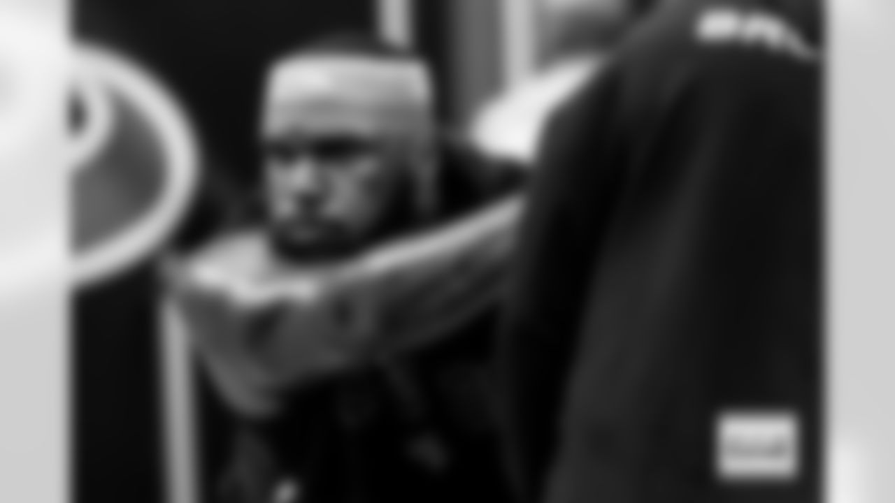 John Franklin-Myers warms up before the Broncos' Week 9 game against the Houston Texans at NRG Stadium in Houston, Texas on November 2, 2025. Photo by Gabriel Christus / Denver Broncos