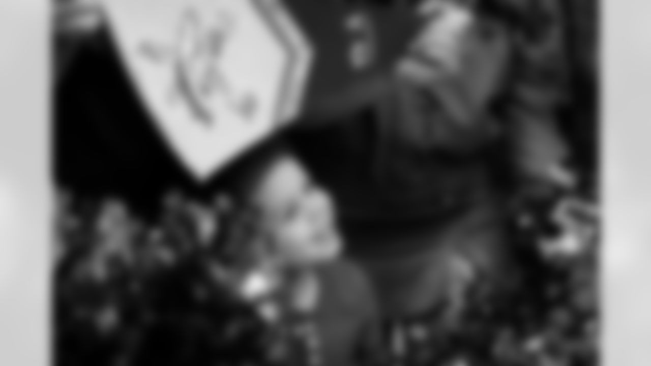 Denver Broncos Cheerleaders and Broncos alumni visit the United States Army post at Fort Carson during the Salute to Service Caravan on December 16, 2025. Photo by Ben Swanson / Denver Broncos