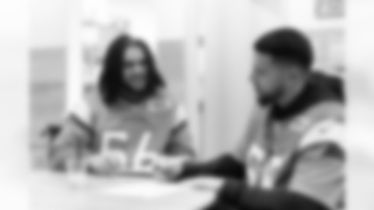 Levelle Bailey and Garret Wallow write kindness messages during a visit to Urban Peak to feed the kids a Thanksgiving meal on Tuesday, November 25, 2025 at Urban Peak in Denver, Colorado.
Photo by Gabriel Christus / Denver Broncos