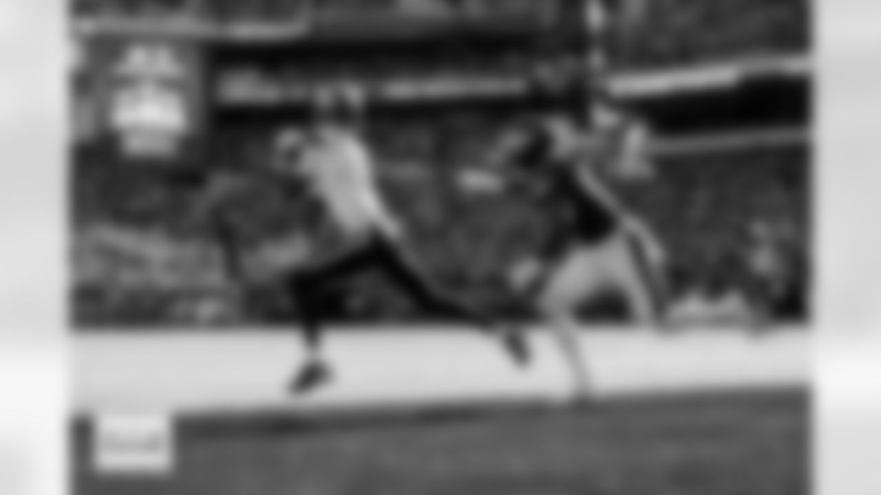 Denver Broncos wide receiver Troy Franklin (11) catches a pass for a successful two-point conversion during the Broncos' Week 5 game against the Philadelphia Eagles at Lincoln Financial Field in Philadelphia, Pennsylvania on October 5, 2025. Photo by Gabriel Christus / Denver Broncos