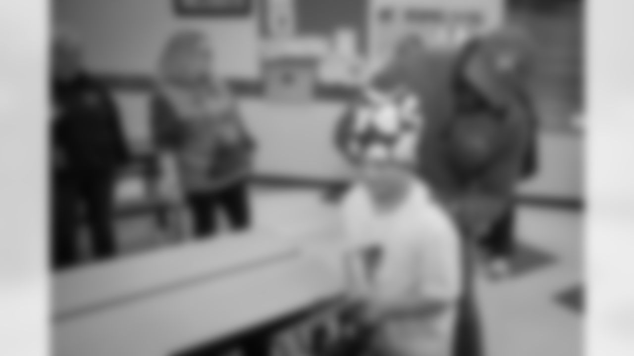Reuben Droughns during a Food Bank x CommonSpirit Rural event on Thursday, April 24, 2025 at Park County School District RE-2 Fairplay Campus in Fairplay, Colorado.
Photo by Chris Stark / Denver Broncos
