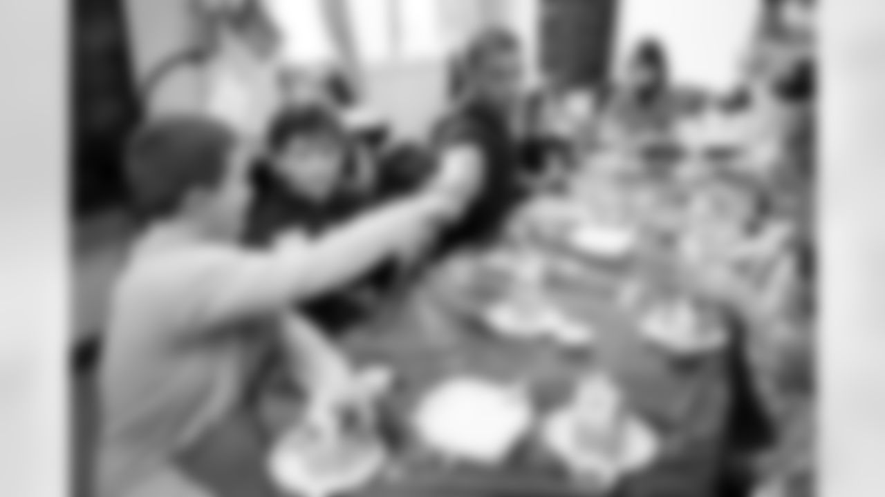 Evan Engram builds gingerbread houses with students at Timber Trail Elementary School in Castle Pines, Colorado on December 9, 2025. Photo by Ben Swanson / Denver Broncos