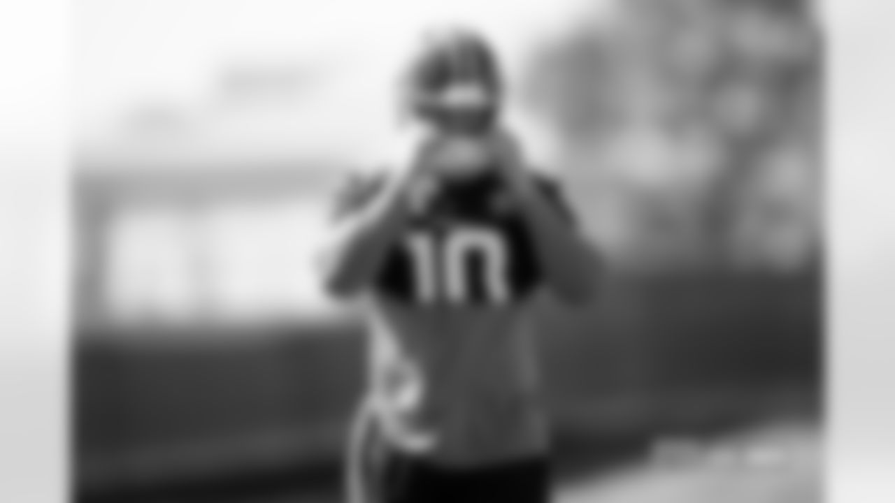 Bo Nix during practice at Broncos Park Powered by CommonSpirit in Englewood, Colorado on October 3, 2024. Photo by Ben Swanson / Denver Broncos