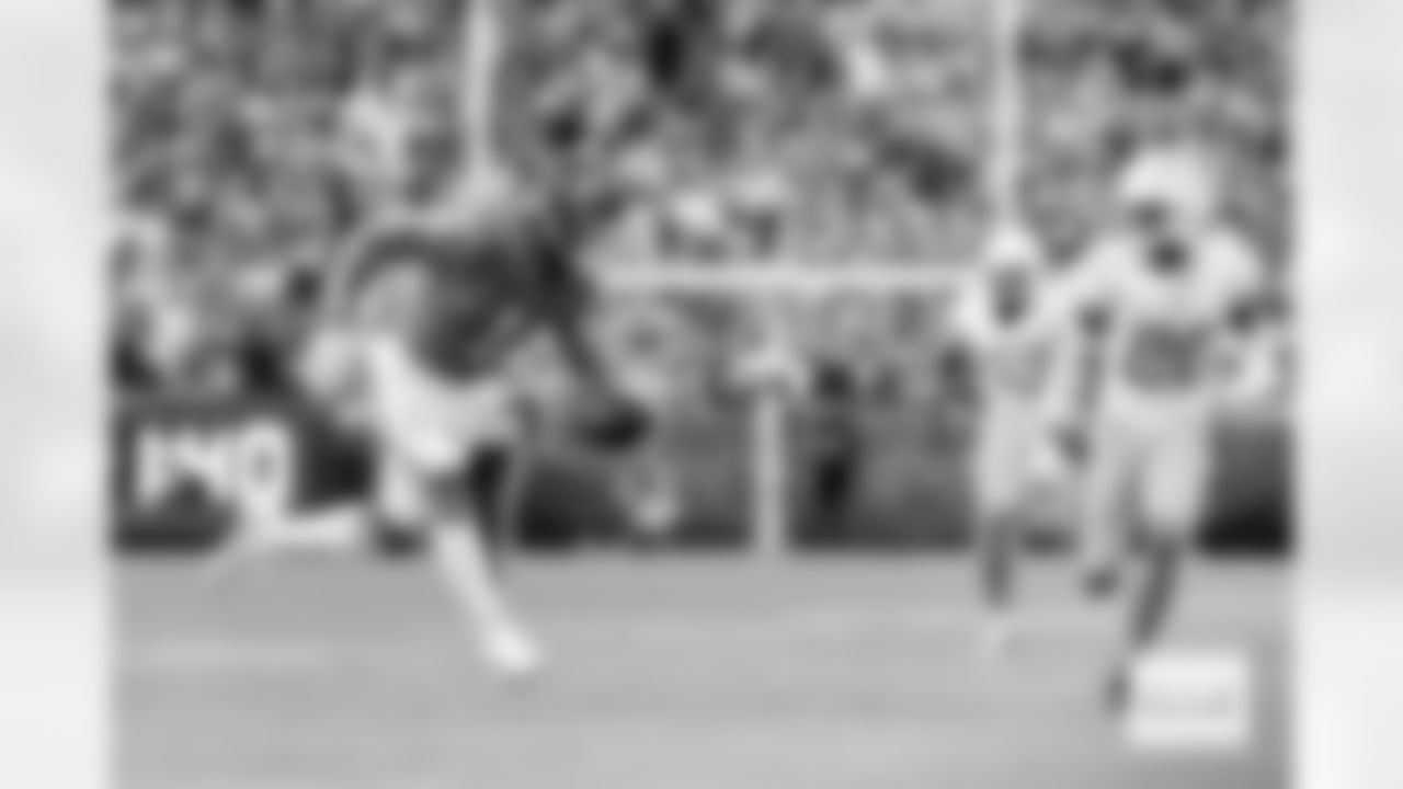 Evan Engram during the Broncos' Week 18 game against the Los Angeles Chargers at Empower Field at Mile High in Denver, Colorado on January 4, 2026. Photo by Gabriel Christus / Denver Broncos