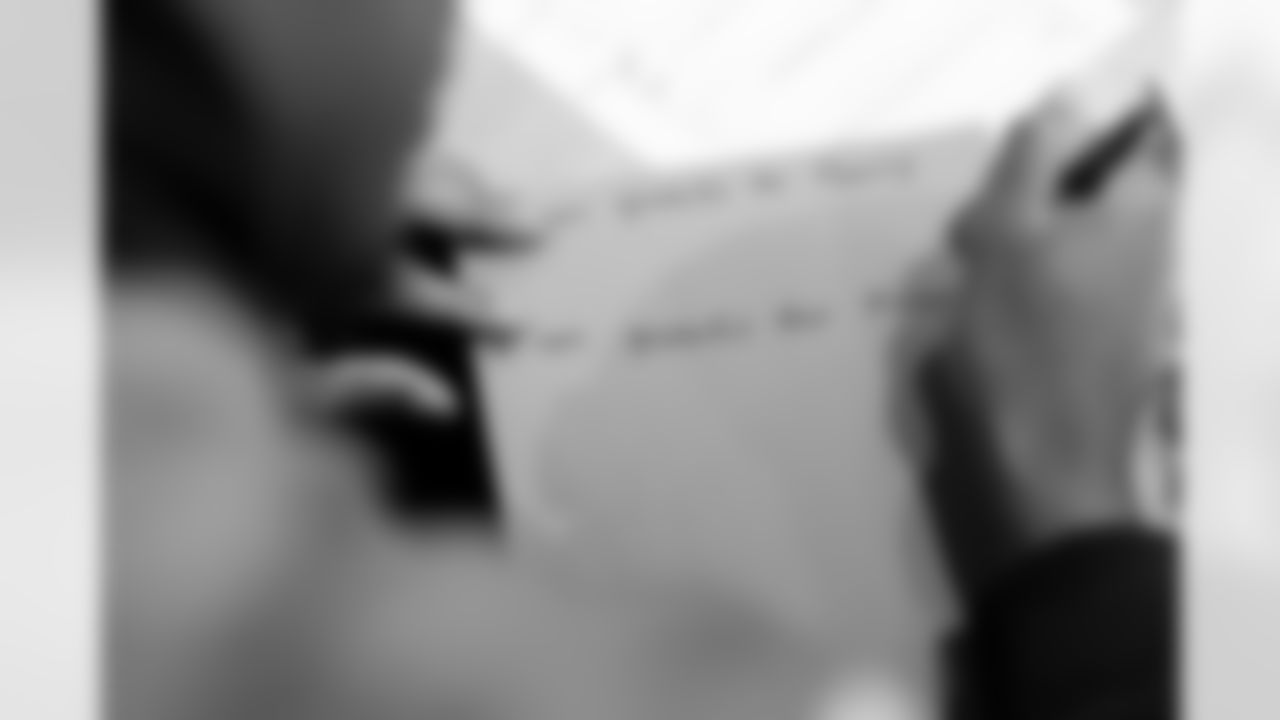 Jordan Jackson writes kindness messages during a visit to Urban Peak to feed the kids a Thanksgiving meal on Tuesday, November 25, 2025 at Urban Peak in Denver, Colorado.
Photo by Gabriel Christus / Denver Broncos