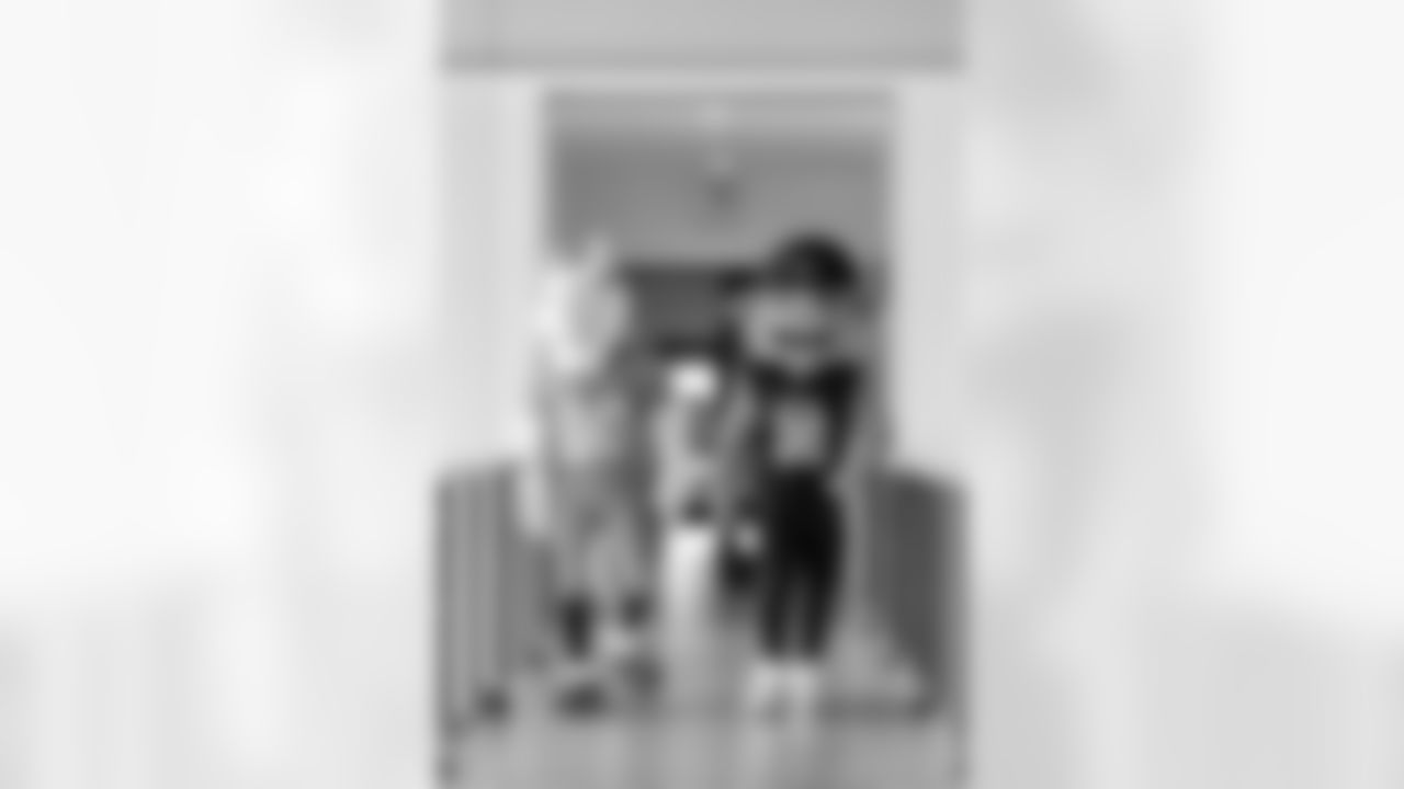 Miles the Mascot and Major Tuddy during a visit with military families on Saturday, November 29, 2025 at USO Warrior and Family Center in Fort Belvoir, Virginia.
Photo by Gabriel Christus / Denver Broncos