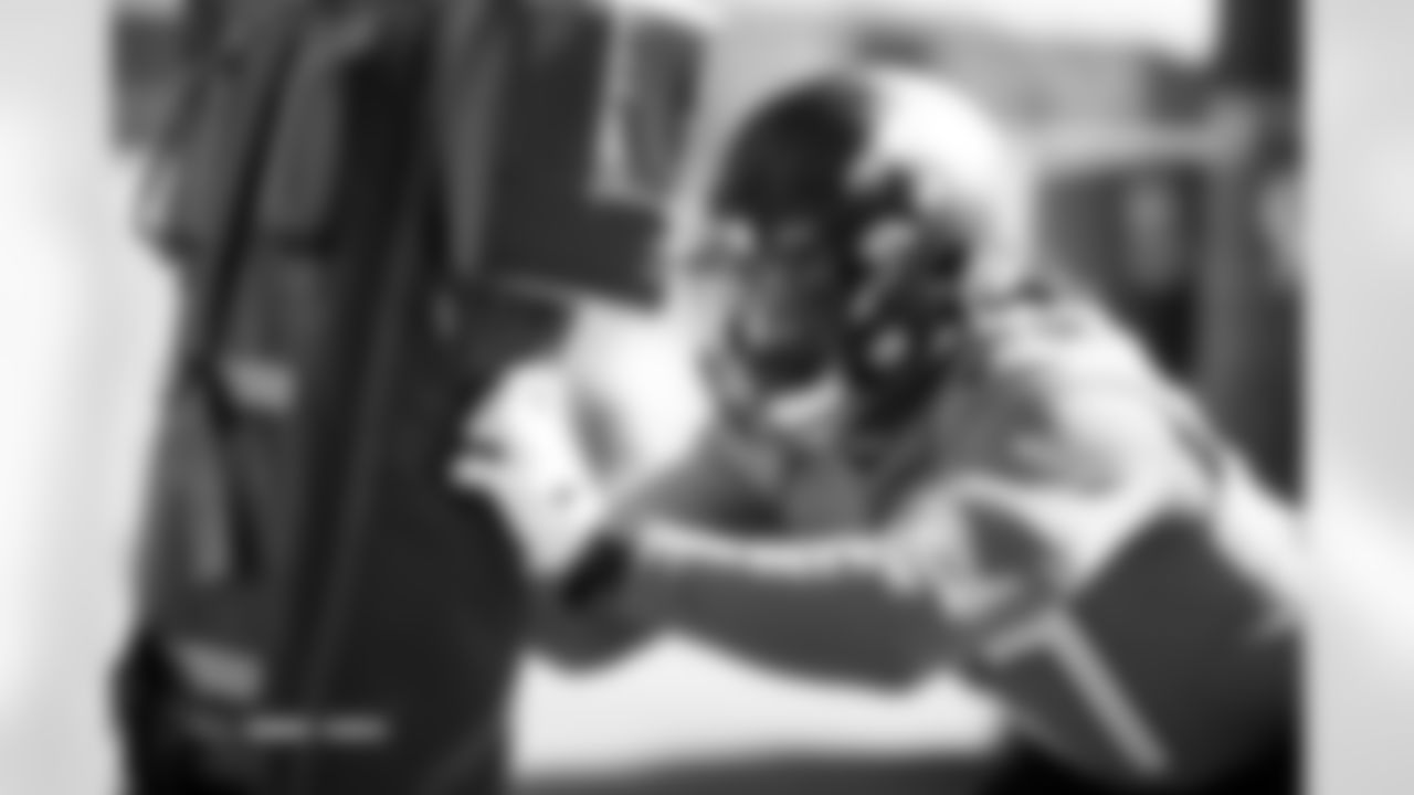 Dre Greenlaw during practice at Broncos Park Powered by CommonSpirit in Englewood, Colorado on October 29, 2025. Photo by Ben Swanson / Denver Broncos