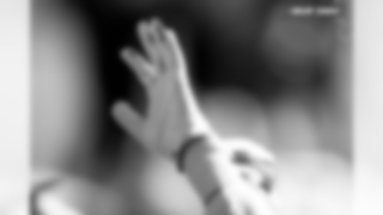 Pat Surtain II adjusts his gloves during practice at Broncos Park Powered by CommonSpirit in Englewood, Colorado on January 15, 2026. Photo by Ben Swanson / Denver Broncos