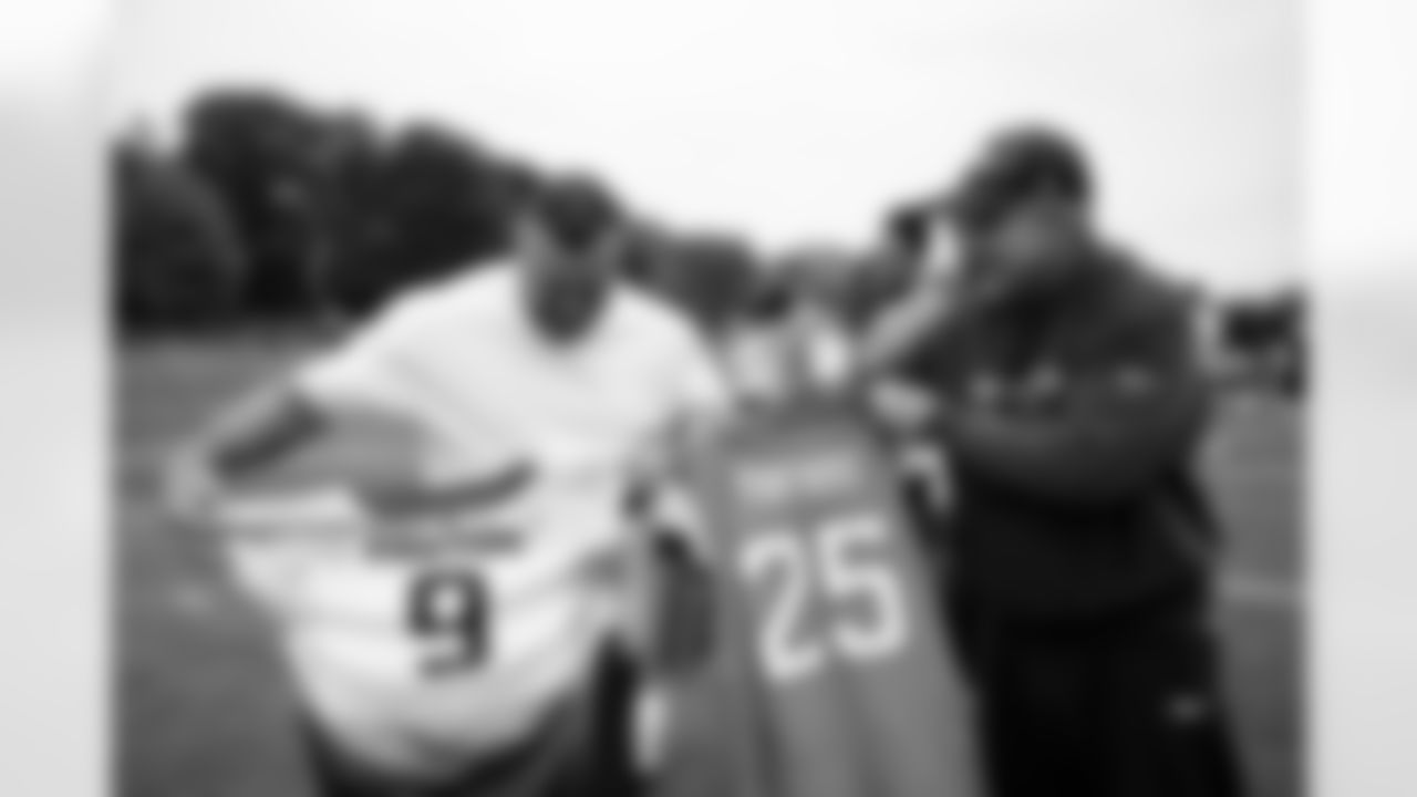Sean Payton and the GM/owner of the Leicester Panthers swap jerseys during the Leicester Panthers' visit to practice in Ware, England on October 10, 2025. Photo by Ben Swanson / Denver Broncos