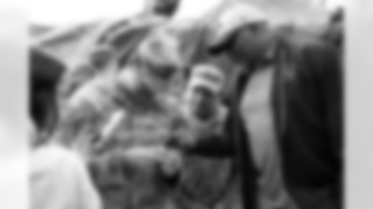 Denver Broncos Cheerleaders and Broncos alumni visit the United States Army post at Fort Carson during the Salute to Service Caravan on December 16, 2025. Photo by Ben Swanson / Denver Broncos