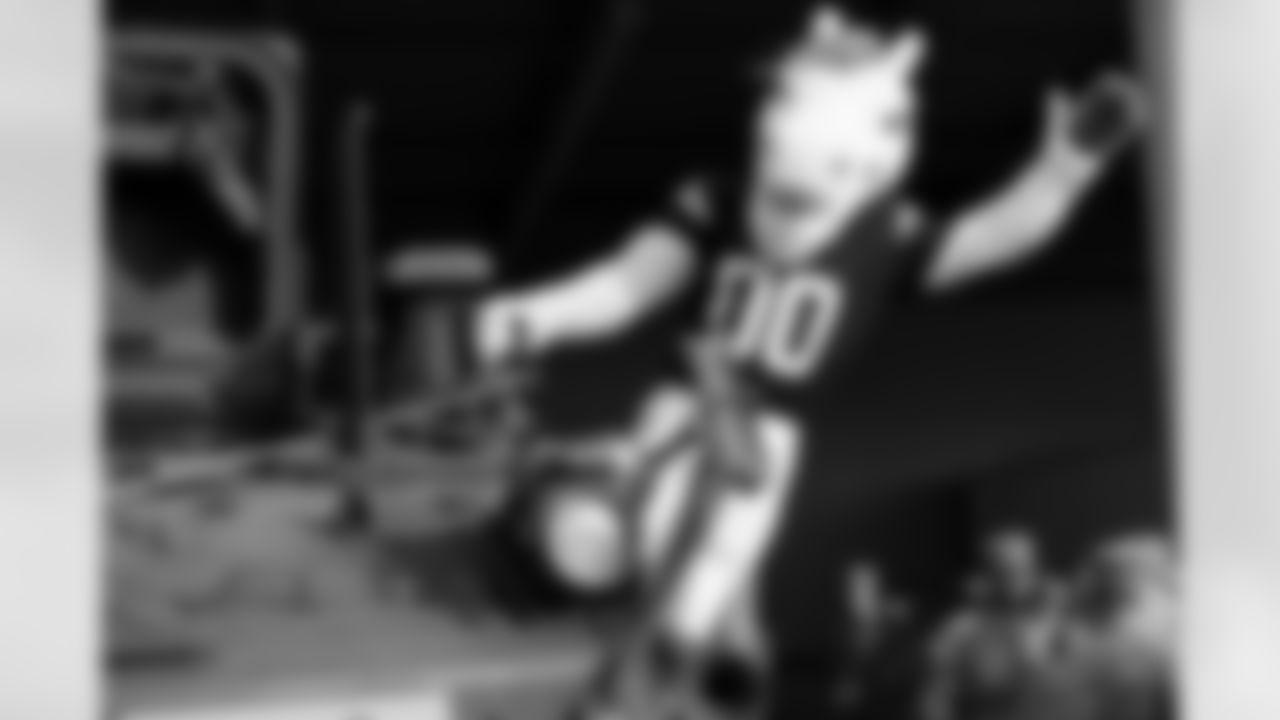 Denver Broncos Cheerleaders and Broncos alumni visit the United States Army post at Fort Carson during the Salute to Service Caravan on December 16, 2025. Photo by Ben Swanson / Denver Broncos