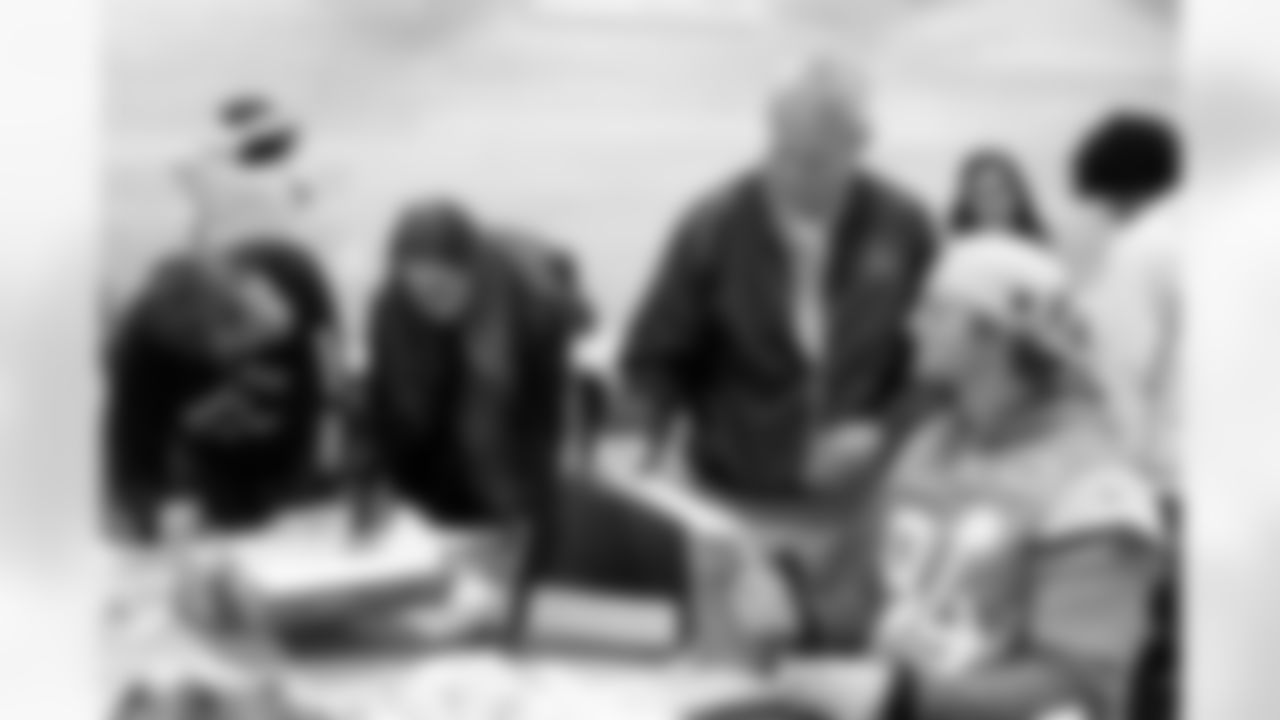 Billy Van Heusen and Caleb Lohner write kindness messages during a visit to Urban Peak to feed the kids a Thanksgiving meal on Tuesday, November 25, 2025 at Urban Peak in Denver, Colorado.
Photo by Gabriel Christus / Denver Broncos