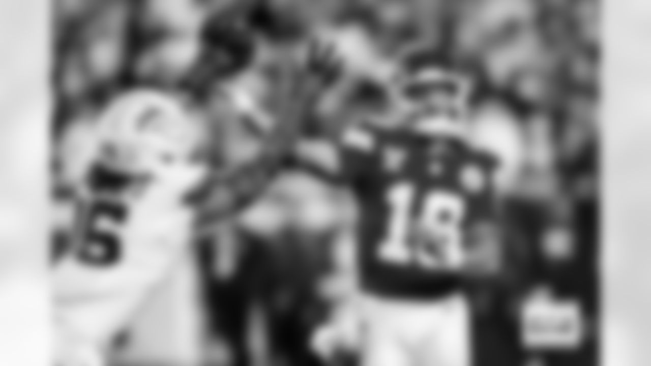 Denver Broncos linebacker Nik Bonitto (15) deflects a pass by Kansas City Chiefs quarterback Chris Oladokun (19) during the Broncos' Week 17 game against the Kansas City Chiefs at GEHA Field at Arrowhead Stadium in Kansas City, Missouri on December 25, 2025. Photo by Ben Swanson / Denver Broncos