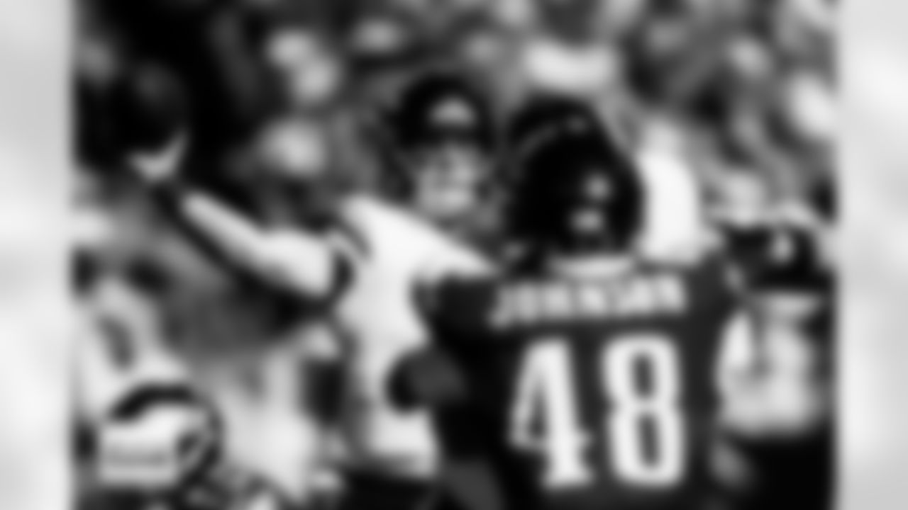 Denver Broncos quarterback Bo Nix (10) throws a pass during the Broncos' Week 5 game against the Philadelphia Eagles at Lincoln Financial Field in Philadelphia, Pennsylvania on October 5, 2025. Photo by Ben Swanson / Denver Broncos