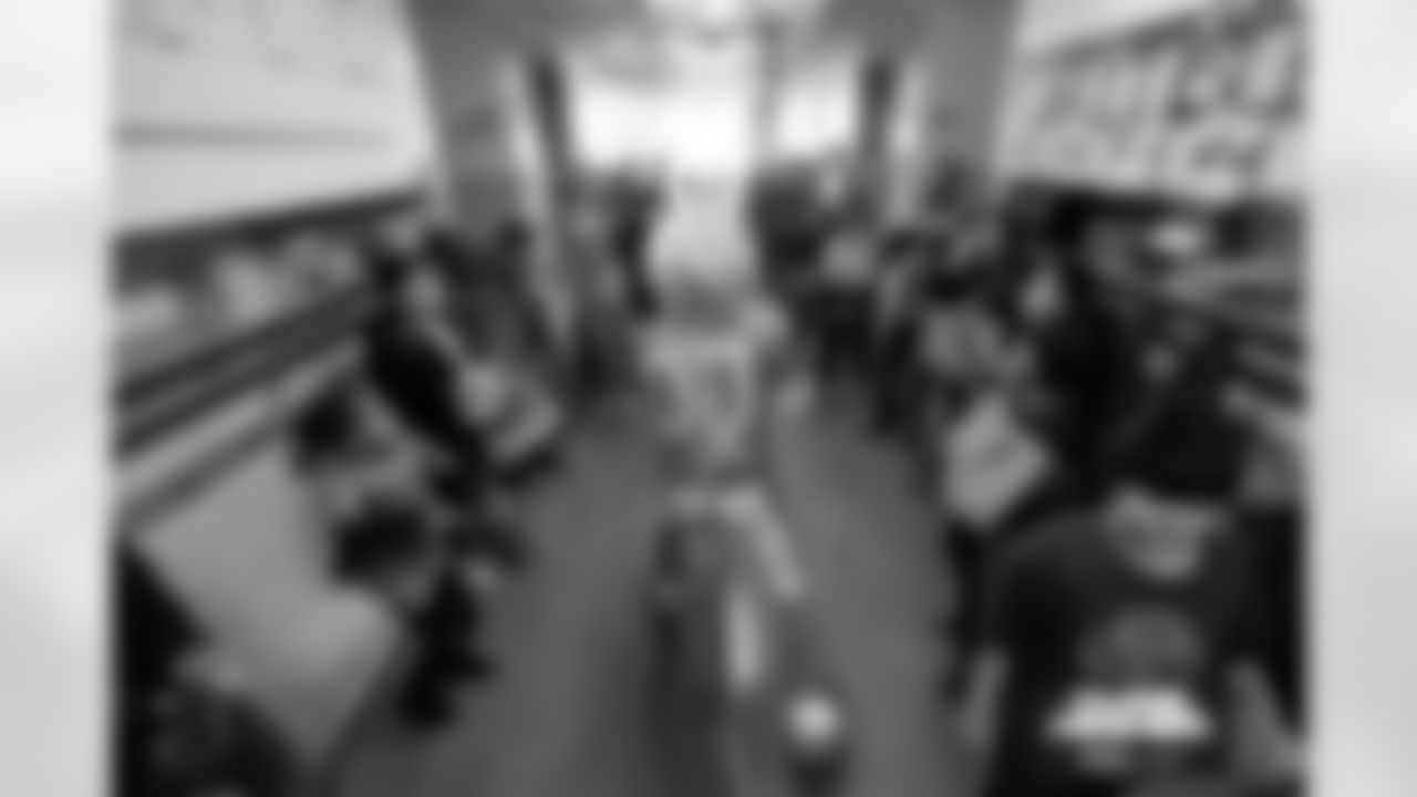 Students cheer on the Broncos during a school hallway parade to celebrate the Denver Broncos making the playoffs at Doull Elementary School in Denver, Colorado on January 16, 2026. Photo by Ben Swanson / Denver Broncos