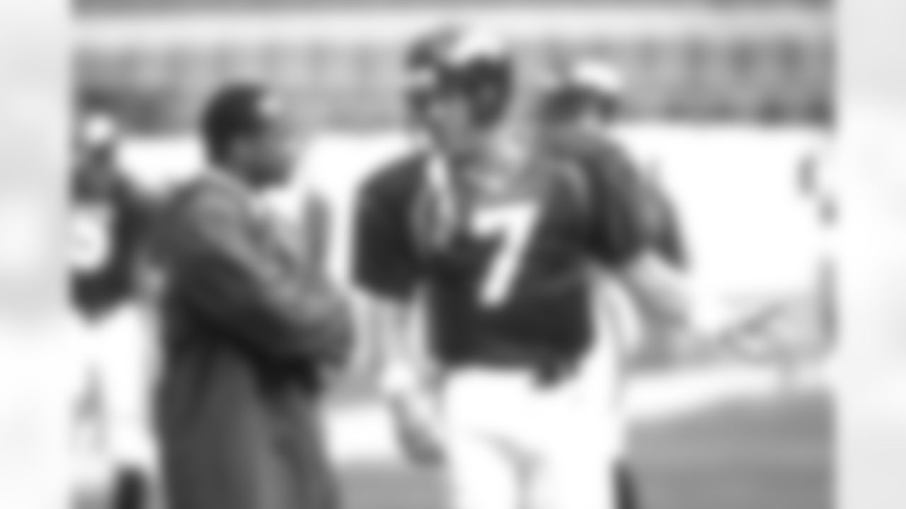 John Elway discusses strategy on the sidelines with Lynn Swann against the Miami Dolphins at Estadio Guillermo Canedo (Mexico City, American Bowl) on August 4, 1997.