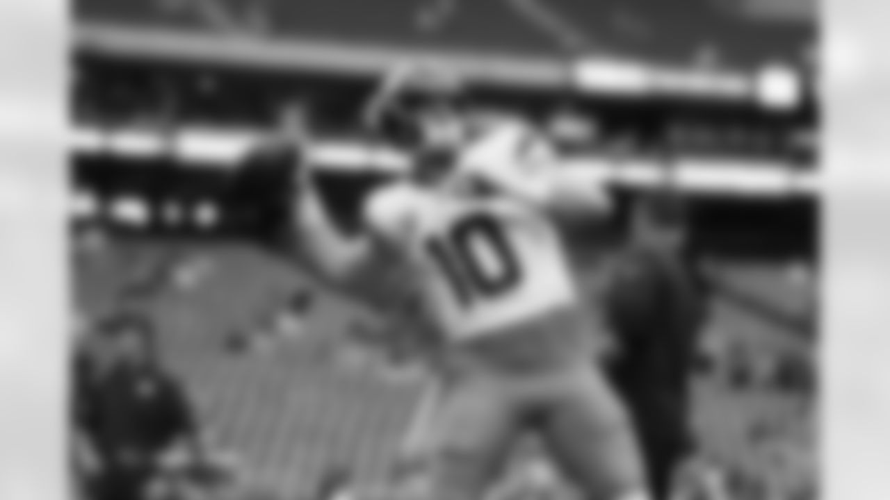 Bo Nix (10) before the Broncos' Week 9 game against the Houston Texans at NRG Stadium in Houston, Texas on November 2, 2025. Photo by Ben Swanson / Denver Broncos