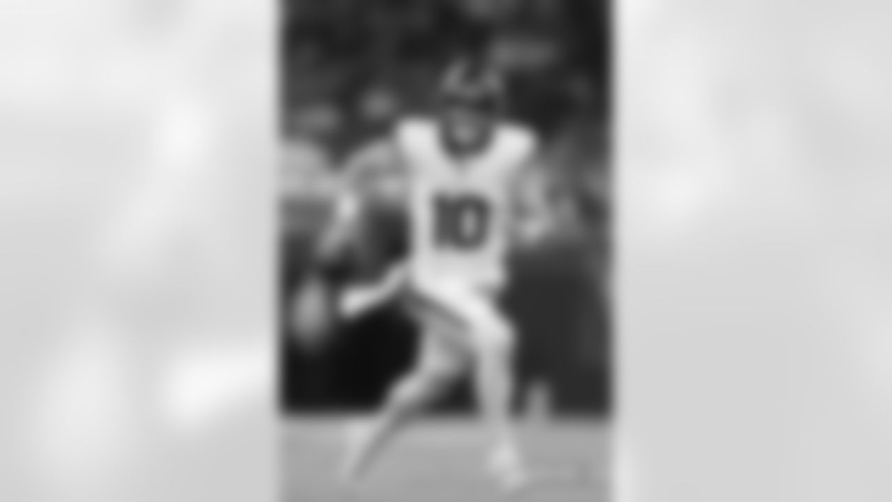 Bo Nix #10 of the Denver Broncos runs with the ball during the Broncos' preseason Week 1 game against the Indianapolis Colts at Lucas Oil Stadium in Indianapolis, Indiana on August 11, 2024. (Photo by Gabriel Christus/Denver Broncos)