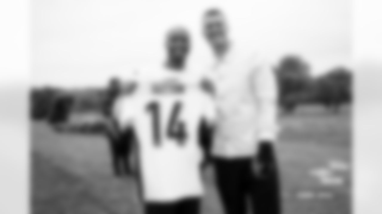 Courtland Sutton receives a custom jersey from Newcastle and England national team defender Dan Burn at practice in Ware, England on October 10, 2025. Photo by Ben Swanson / Denver Broncos