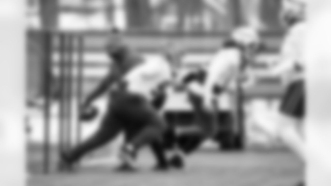 Defensive lineman Adin Huntington (98) during practice at CrossCountry Mortgage Campus on December 17, 2025.