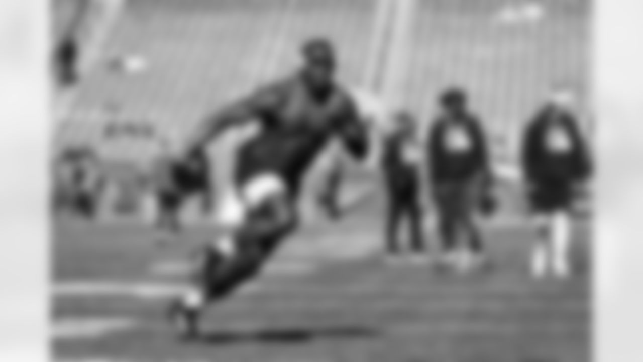 Tight end David Njoku (85) before a NFL football game between the Cleveland Browns and New England Patriots on October 26, 2025 at Gillette Stadium.