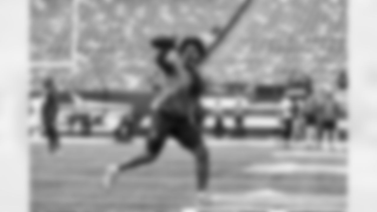 Running back Dylan Sampson (22) before a NFL football game between the Cleveland Browns and New York Jets on November 9, 2025 at MetLife Stadium.