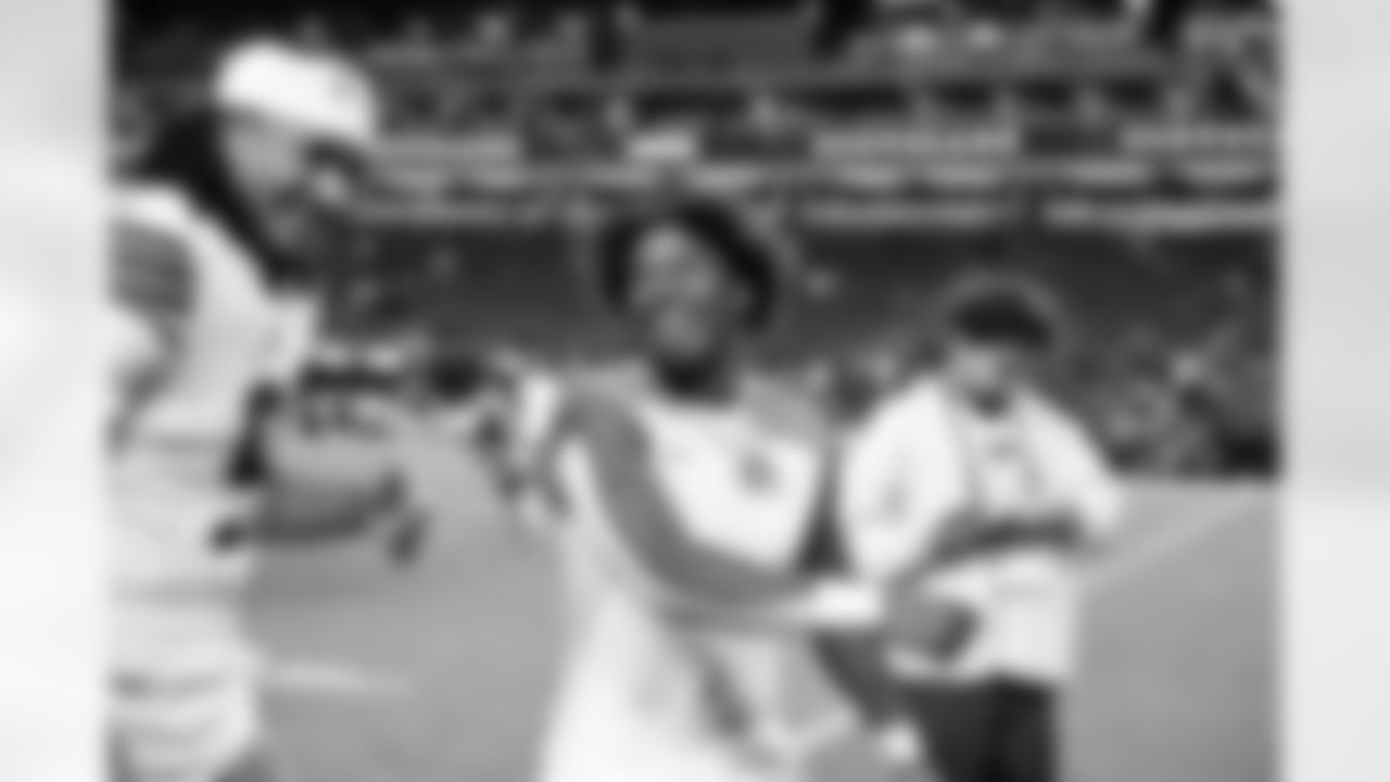 The Browns celebrate after a NFL football game between the Cleveland Browns and Las Vegas Raiders on November 23, 2025 at Allegiant Stadium.