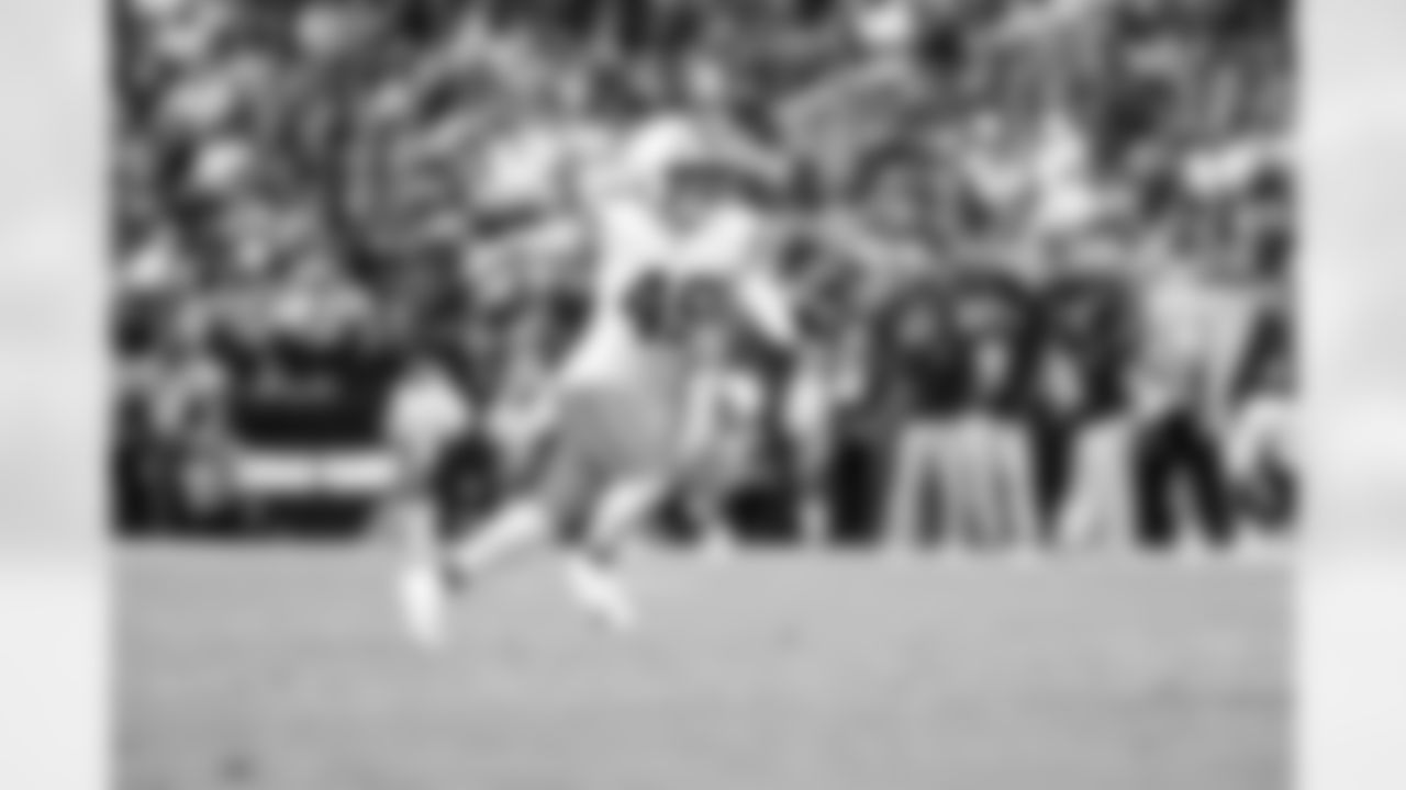 Linebacker Carson Schwesinger (49) during a NFL football game between the Cleveland Browns and Las Vegas Raiders on November 23, 2025 at Allegiant Stadium.