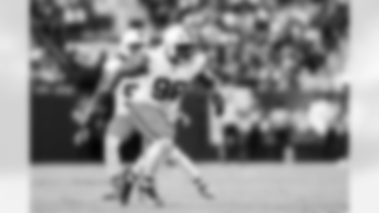 Defensive lineman Adin Huntington (98) during a NFL football game between the Cleveland Browns and Las Vegas Raiders on November 23, 2025 at Allegiant Stadium.