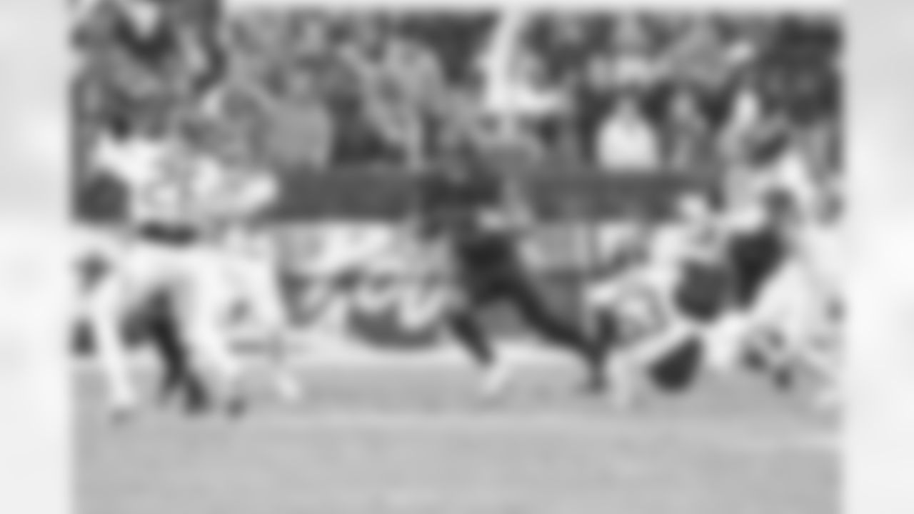 Running back Quinshon Judkins (10) during a NFL football game between the Tennessee Titans and Cleveland Browns on December 7, 2025 at Huntington Bank Field.