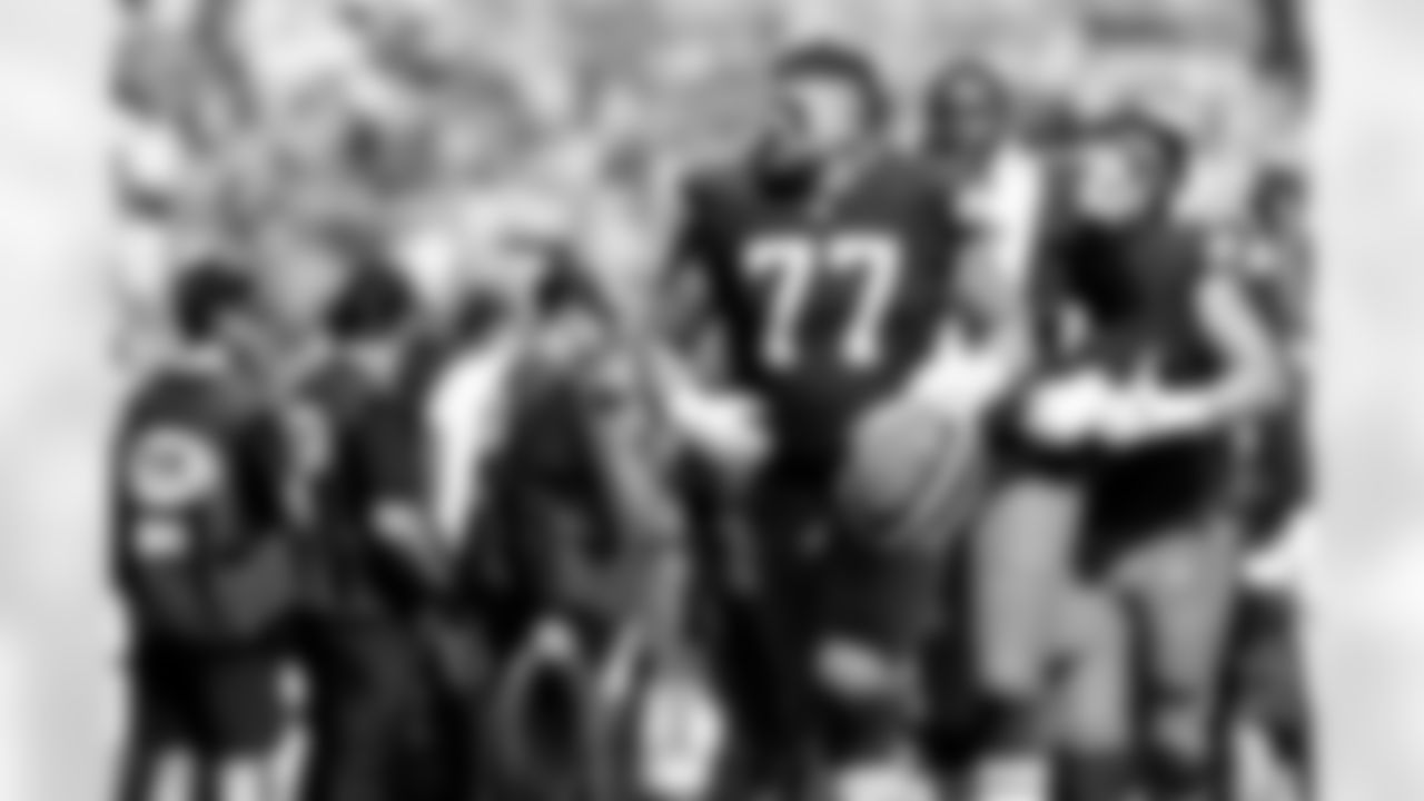 Offensive guard Wyatt Teller (77)