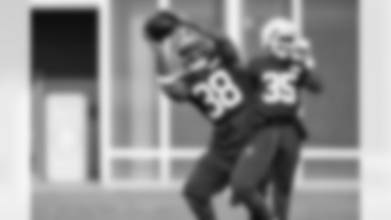 Running back Trayveon Williams (38) during practice at CrossCountry Mortgage Campus on December 24, 2025.