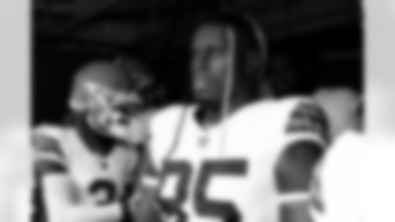 Tight end David Njoku (85)