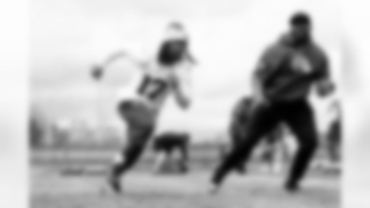 Linebacker Jerome Baker (17)