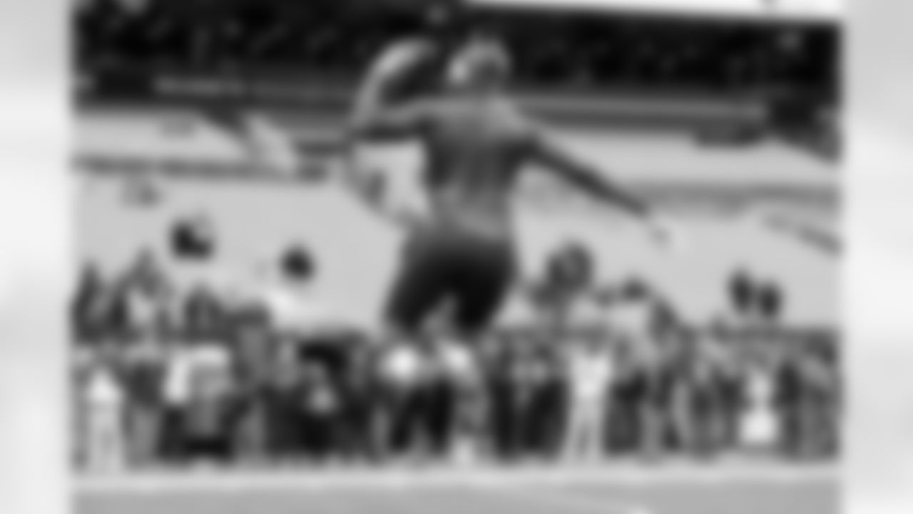 Tight end David Njoku (85) before a NFL football game between the Baltimore Ravens and Cleveland Browns on November 16, 2025 at Huntington Bank Field.