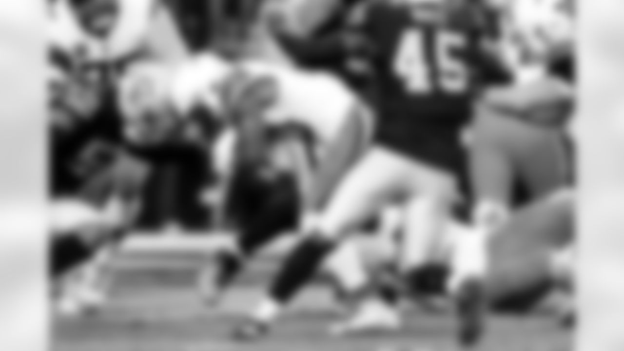 Running back Quinshon Judkins (10) during a NFL football game between the Cleveland Browns and Las Vegas Raiders on November 23, 2025 at Allegiant Stadium.