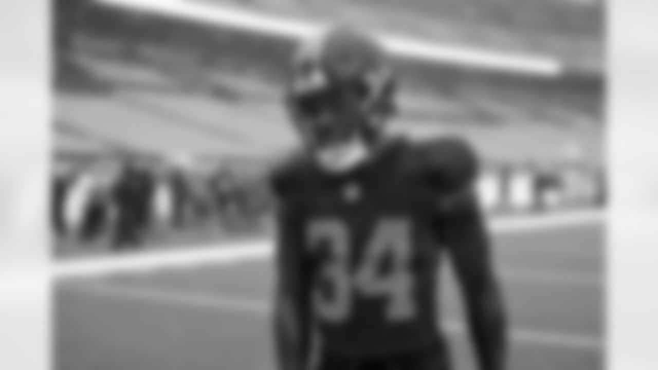 Running back Jerome Ford (34) before a NFL football game between the Miami Dolphins and Cleveland Browns on October 19, 2025 at Huntington Bank Field.