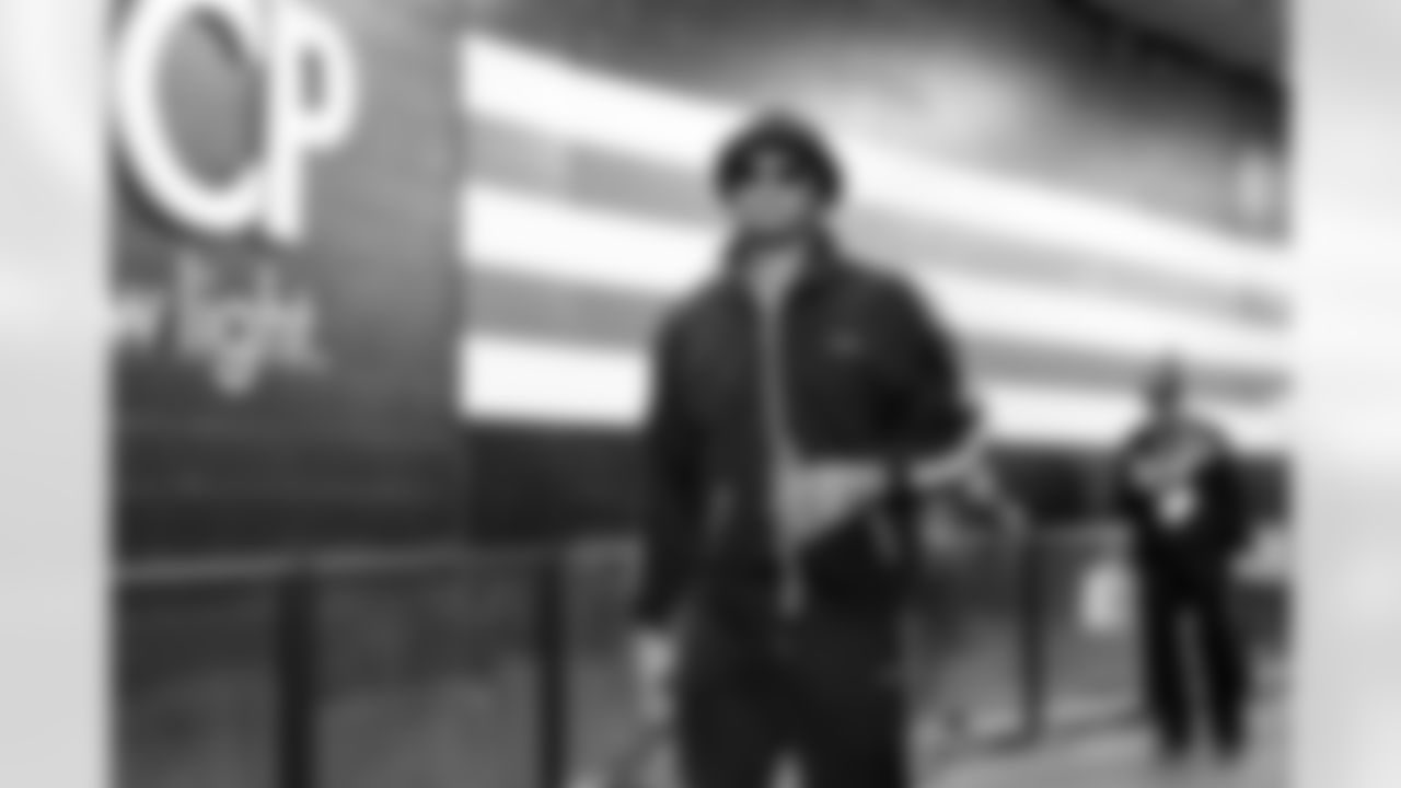 Quarterback Deshaun Watson (4) before a NFL football game between the Pittsburgh Steelers and Cleveland Browns on December 28, 2025 at Huntington Bank Field.