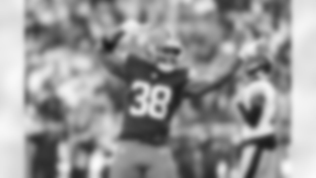 Running back Trayveon Williams (38) during a NFL football game between the Pittsburgh Steelers and Cleveland Browns on December 28, 2025 at Huntington Bank Field.