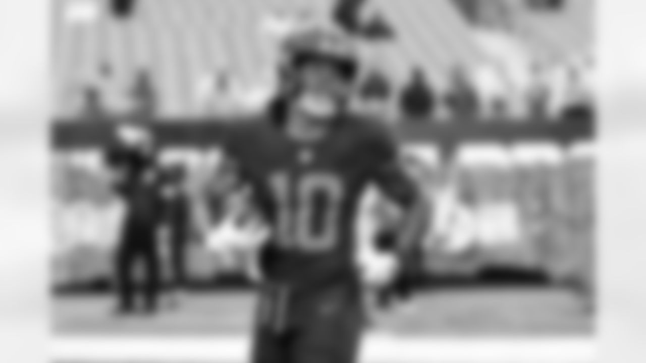 Running back Quinshon Judkins (10) before a NFL football game between the Miami Dolphins and Cleveland Browns on October 19, 2025 at Huntington Bank Field.