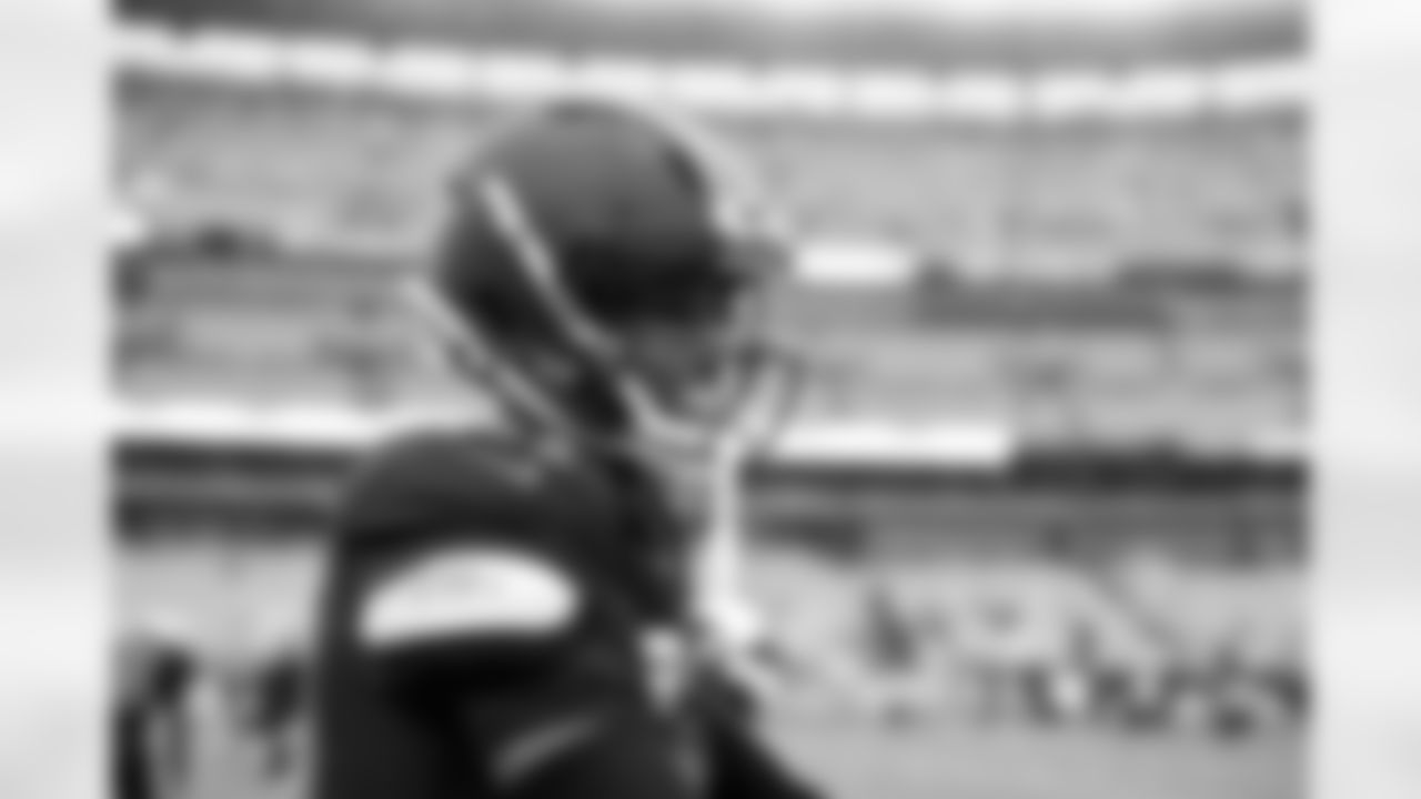 Cornerback Denzel Ward (21) before a NFL football game between the Miami Dolphins and Cleveland Browns on October 19, 2025 at Huntington Bank Field.