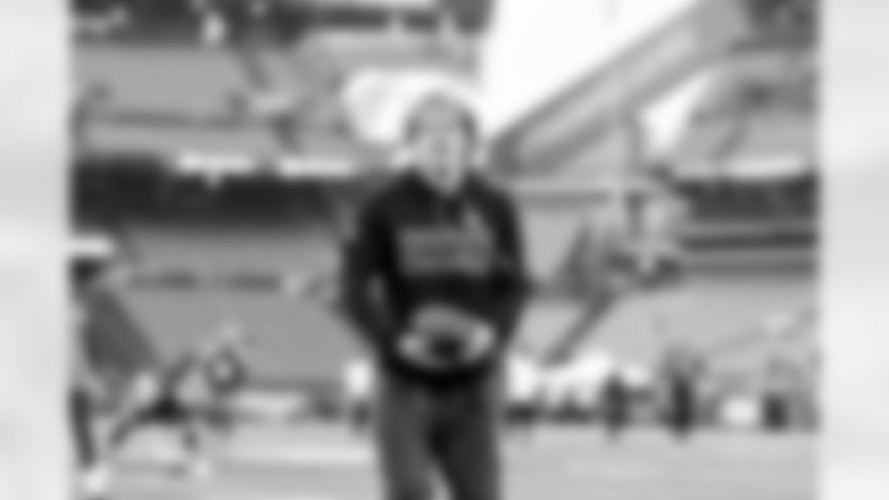 Linebacker Carson Schwesinger (49) before a NFL football game between the Pittsburgh Steelers and Cleveland Browns on December 28, 2025 at Huntington Bank Field.