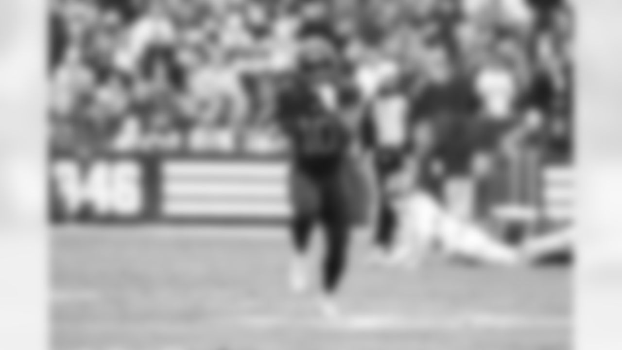 Running back Quinshon Judkins (10) during a NFL football game between the Tennessee Titans and Cleveland Browns on December 7, 2025 at Huntington Bank Field.