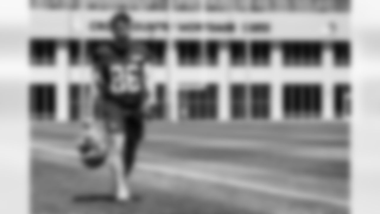 Wide receiver Luke Floriea (86) during fieldwork on the first day of Rookie Minicamp at CrossCountry Mortgage Campus on May 9, 2025.